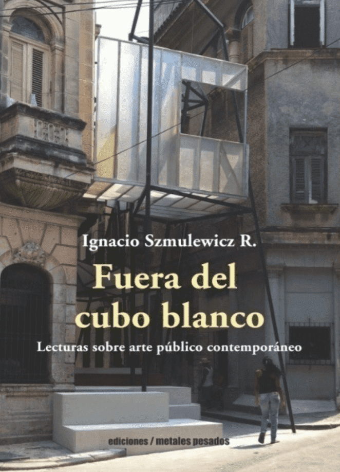 Fuera del cubo blanco